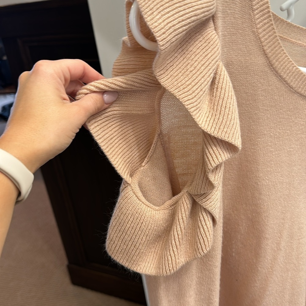 Cold shoulder sweater - Picture 2 of 3